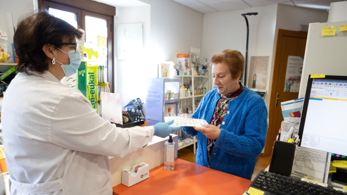Una usuaria recoge la medicación semanal en la farmacia rural de Valdeavellano de Tera.