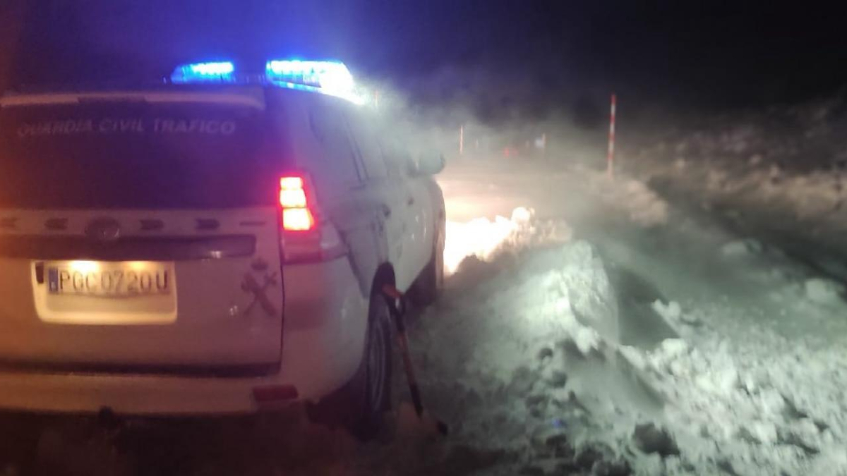 La Guardia Civil, en una atención a atrapados por la nieve en una imagen de archivo.
