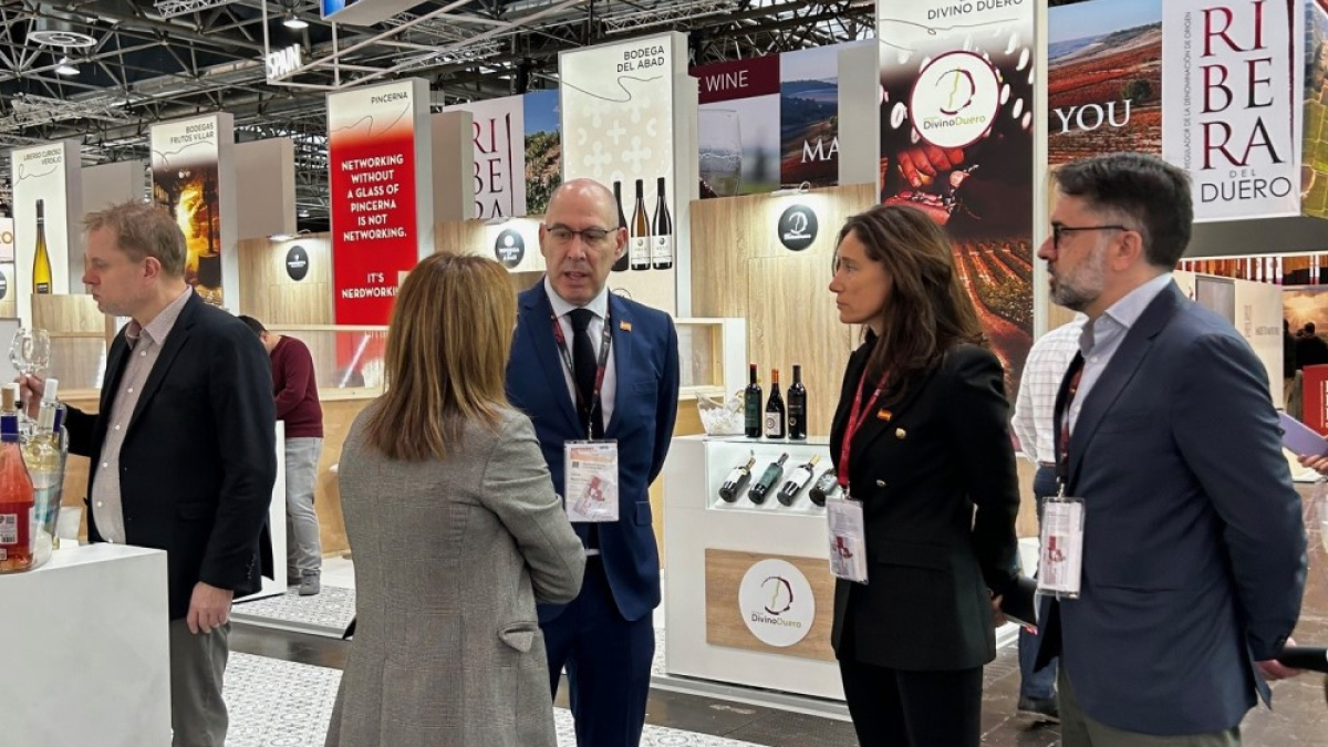 Tobalina visita los puestos de las bodegas castellanas y leonesas en Prowein 2024.