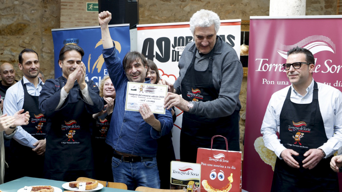 Los hosteleros del Café Chicago de Zaragoza celebran el premio.