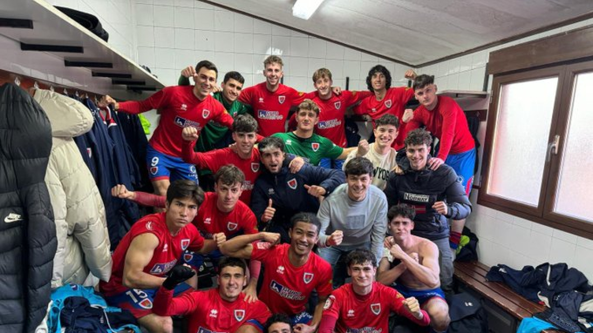 La plantilla del Numancia B celebra la victoria en el vestuario