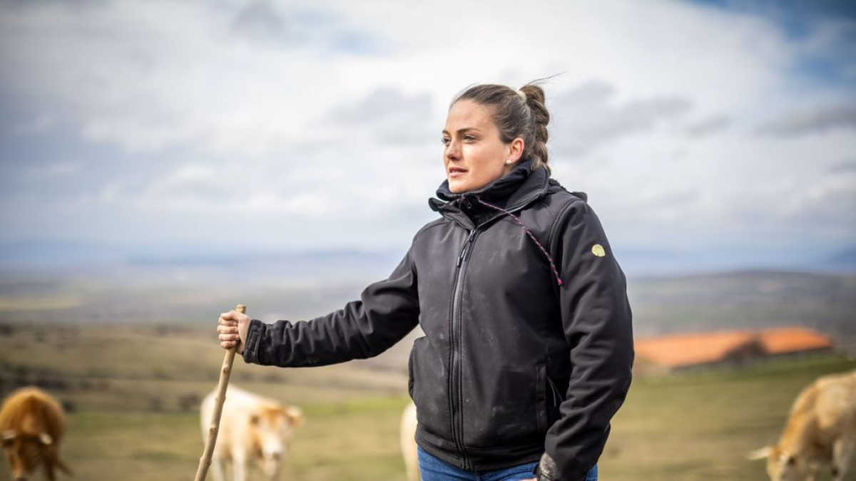 Marta Las Heras en el monte con sus vacas.