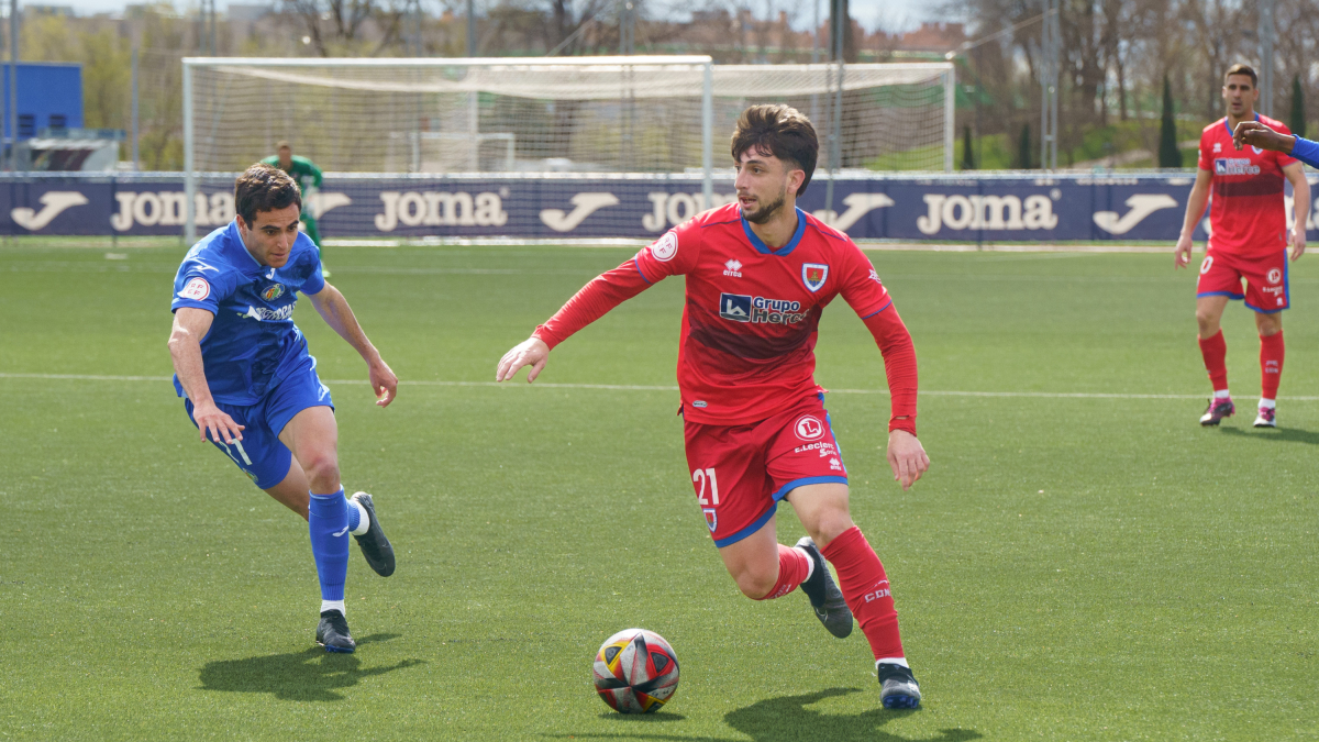 Cristian Delgado conduce un balón durante el partido ante el Getafe B.