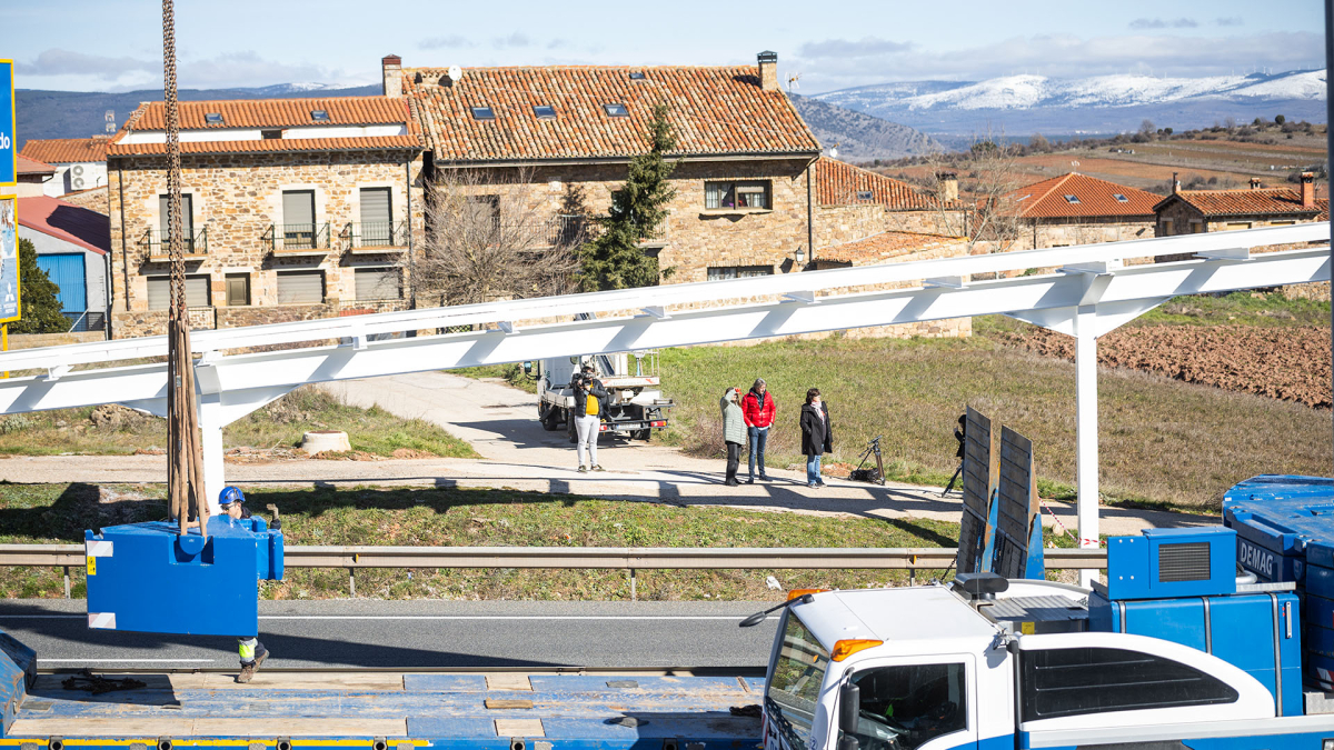 Trabajos de colocación de la plataforma en la pasarela de Soria a Las Casas.