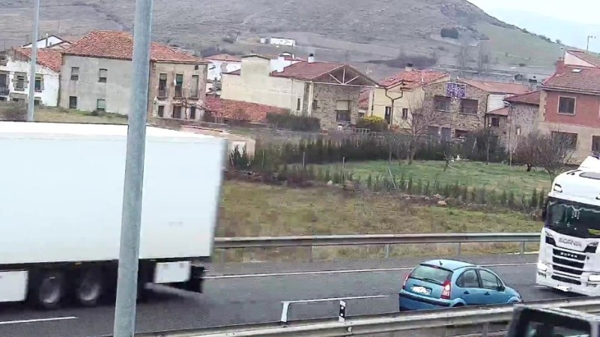 Imagen del vídeo en el que se observa al coche azul frente a frente con un camión en una zona de doble carril.