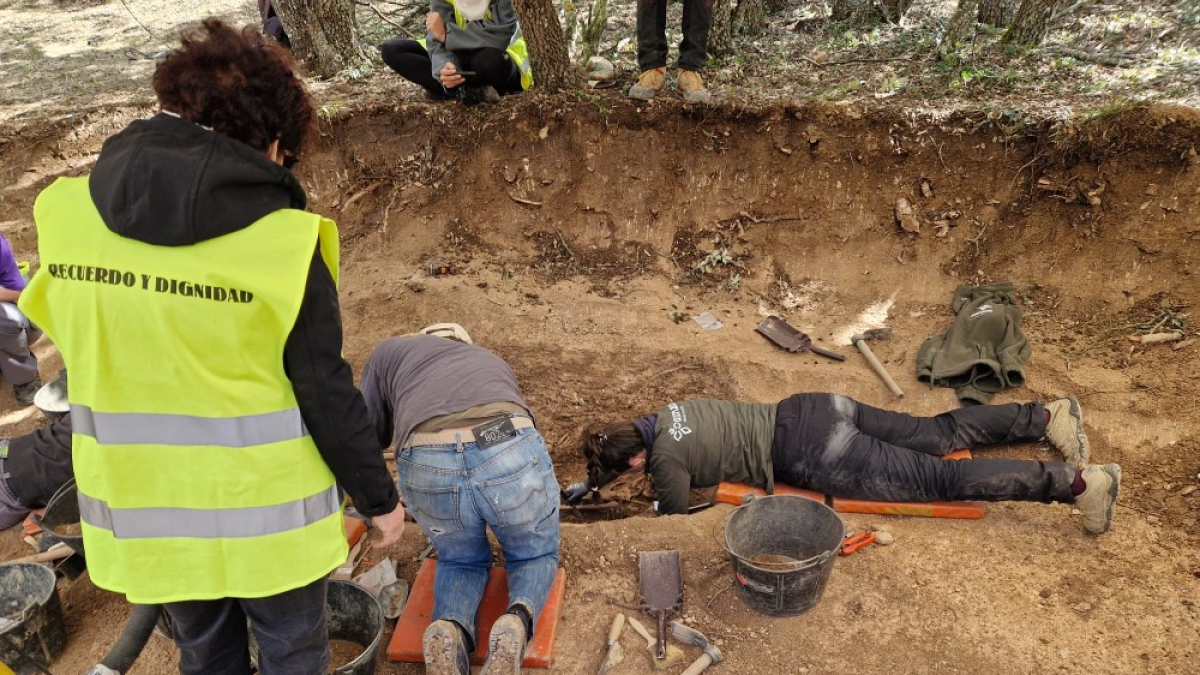 Trabajos de exhumación en la fose de Adradas.