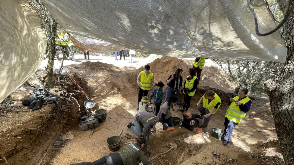 Trabajos de búsqueda de restos de represaliados por parte de Recuerdo y Dignidad en una imagen de archivo.