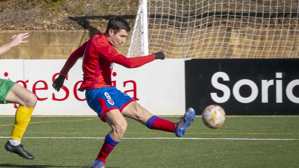 El delantero numantino Ángel Cervero ha fichado por el Almazán.