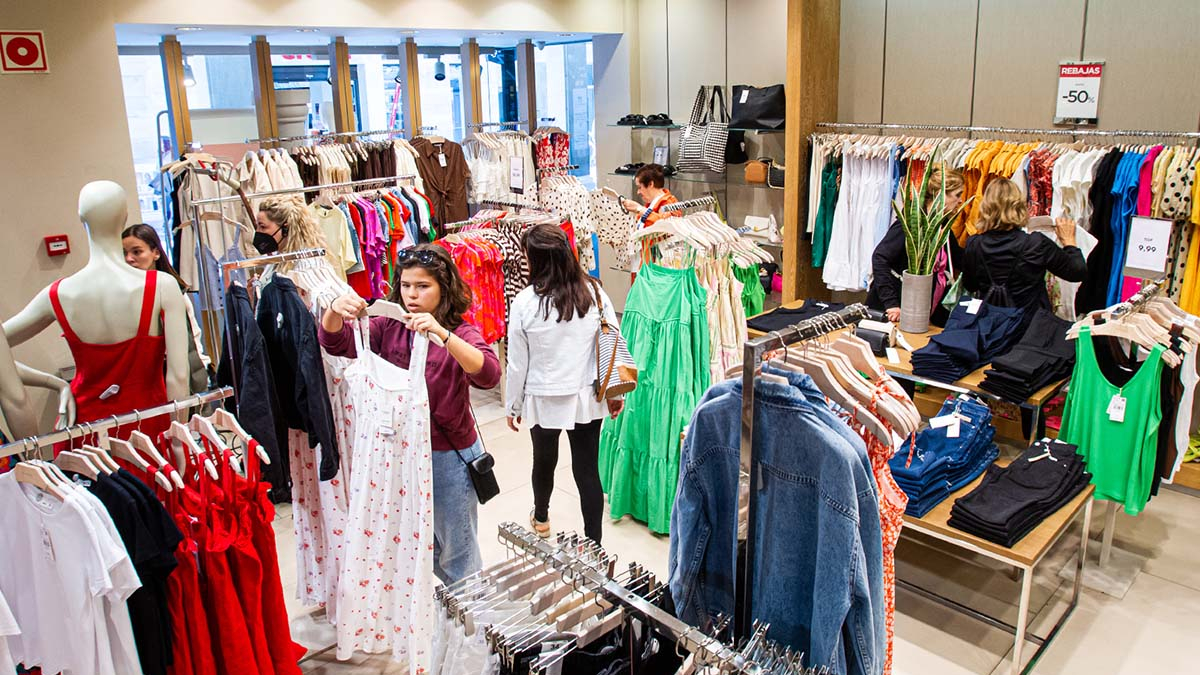 Varias personas en un comercio textil.