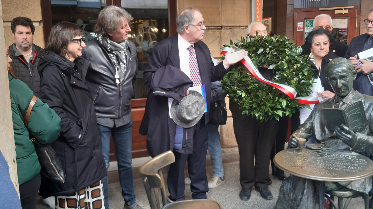 El presidente de la Sociedad Cántabra, José Ramón Saiz durante el homenaje a Gerardo Diego.