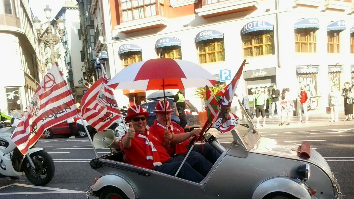 Javier Arigita con el Biscúter de la década de los 50 dedicado al Athletic.