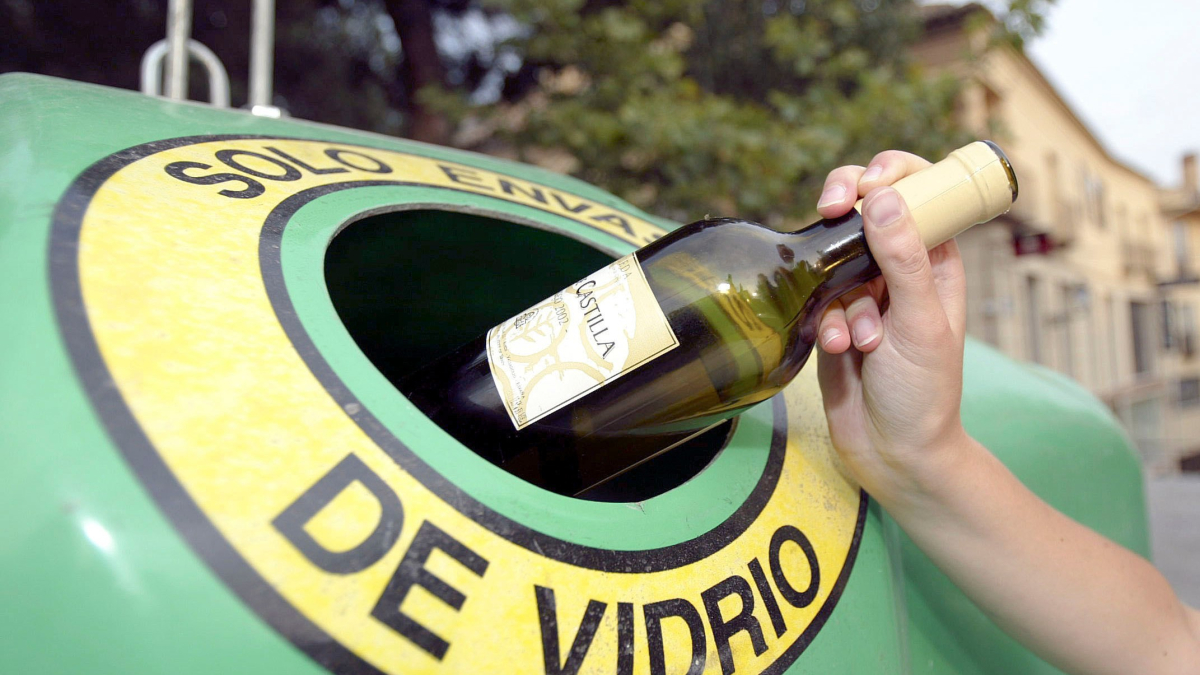 Reciclando vidrio.