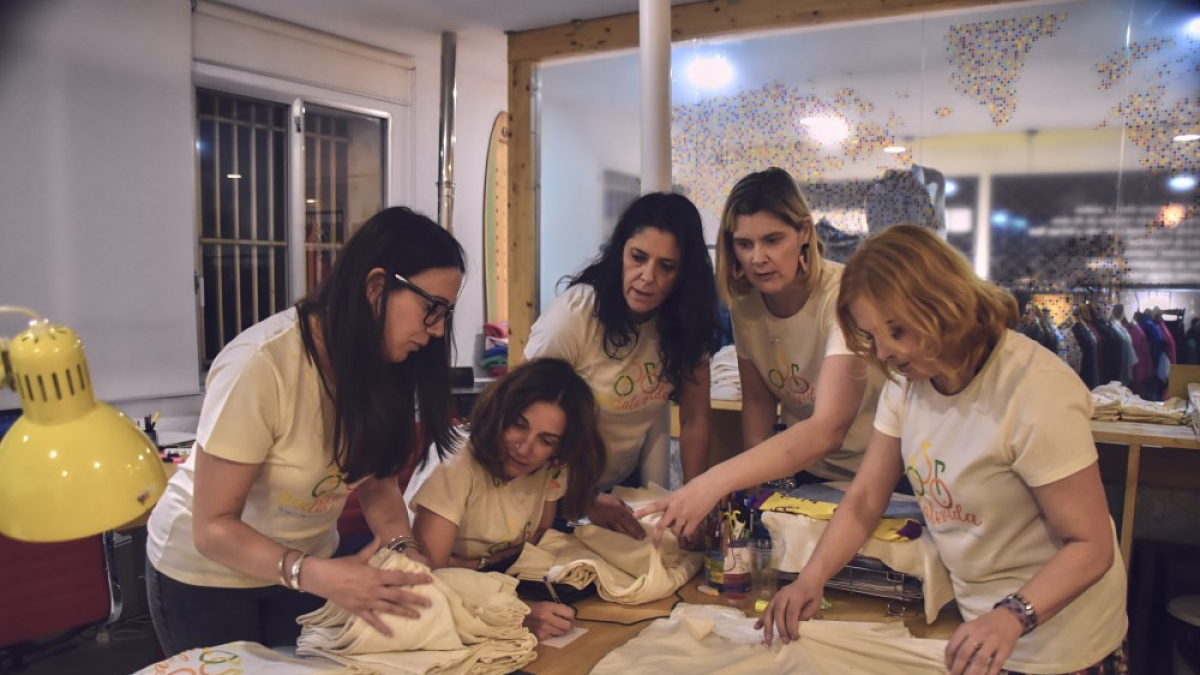 Promotoras de Pedalovida con las nuevas camisetas.
