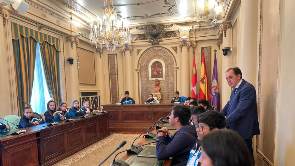 Savia nueva en el Salón de Plenos de la Diputación con la visita de Escolapias Soria.