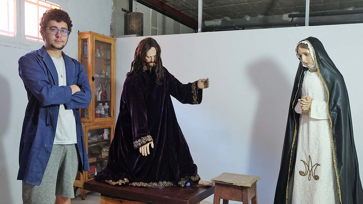Fernando Tudela con dos de las tallas que ha restaurado para la Semana Santa de San Esteban.