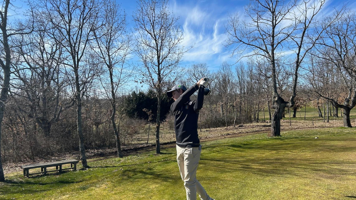 Miguel López ejecuta en un golpe en el Club de Golf Soria.