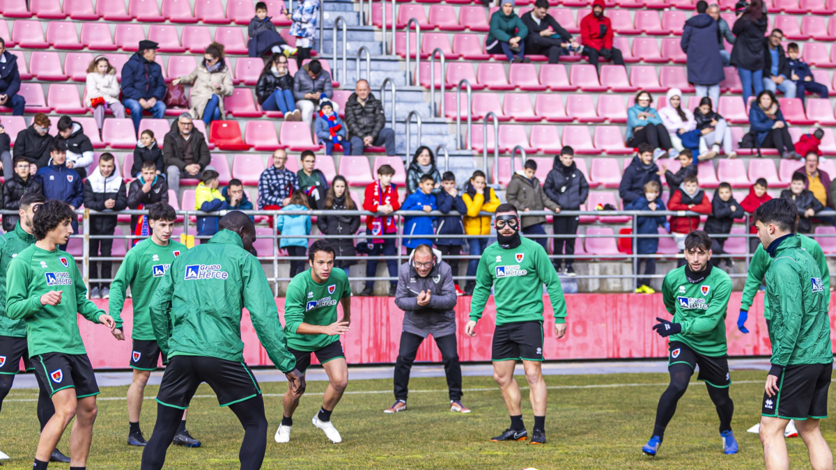 Varios jugadores del Numancia durante un calentamiento en Los Pajaritos previo a un partido.
