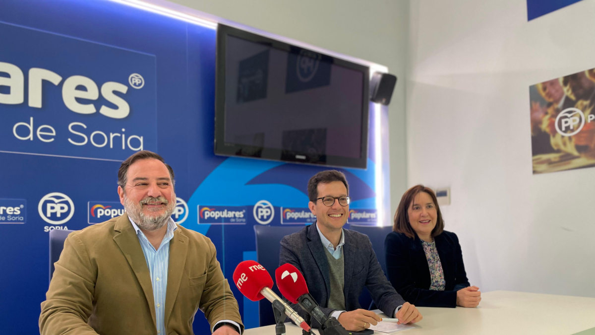 Los parlamentarios nacionales del PP, José Manuel Hernando, Tomás Cabezón y Cristina Rubio.