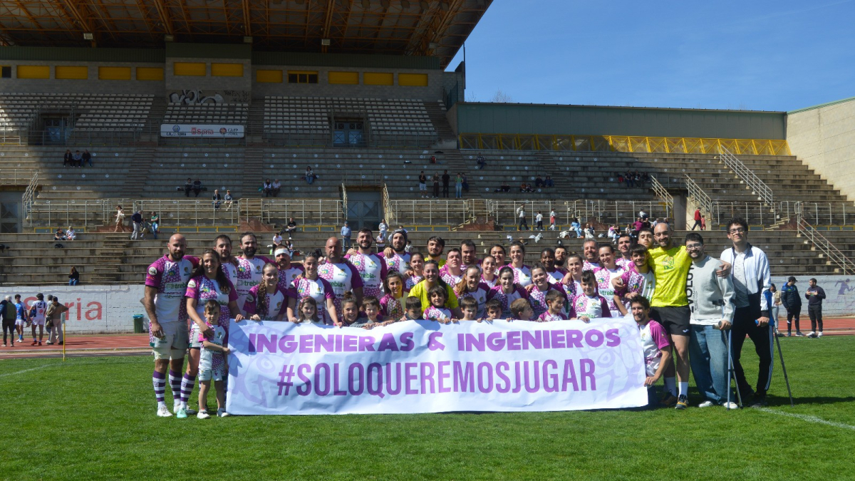 Los dos equipos del Ingenieros muestran una pancarta en la que reclaman poder jugar con normalidad sus partidos en Soria.