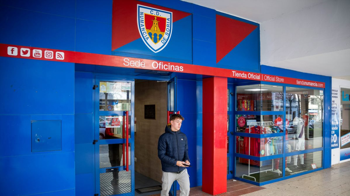 Un abonado saliendo de las oficinas del club durante la primera jornada en la que ha estado activa la promoción.