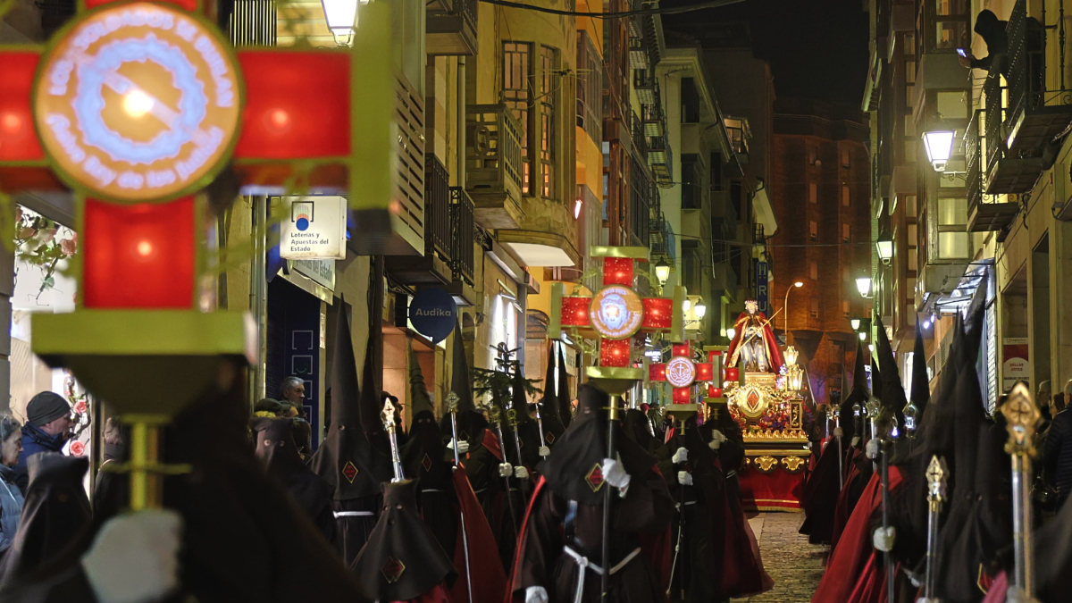 Bajada de la procesión por la Calle Numancia.