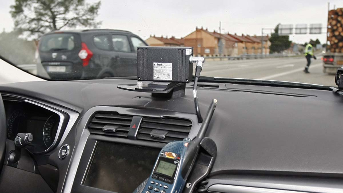 Radar de velocidad de la Guardia Civil.