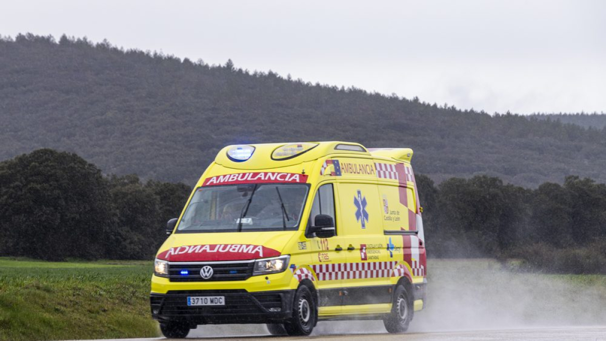 Una ambulancia se desplaza a un accidente mortal en la CL-101