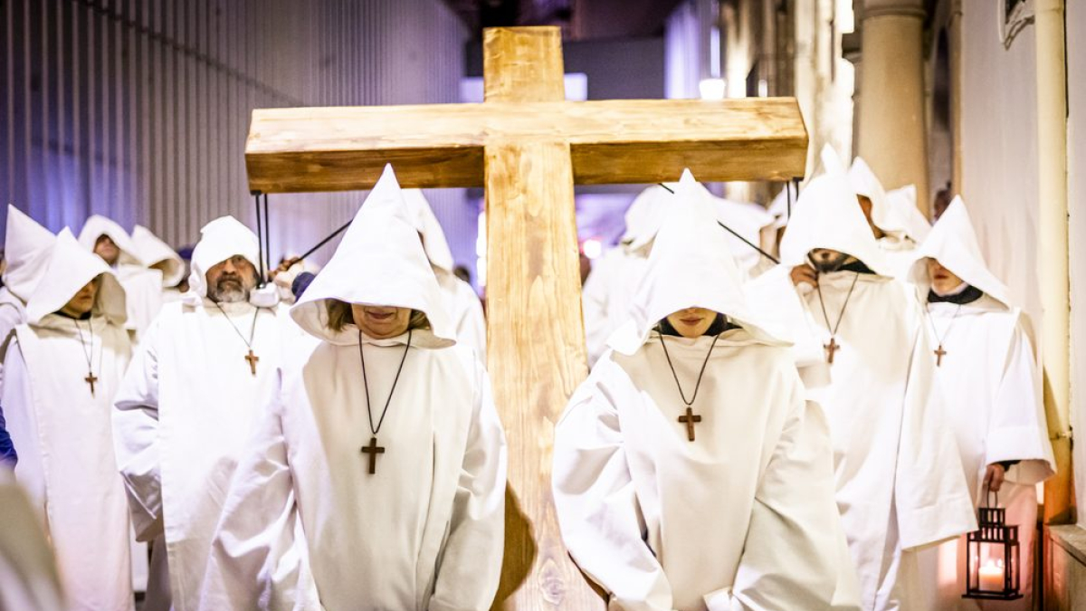 La silenciosa marcha de los cofrades preludia la resurrección