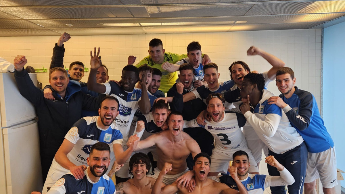 Los jugadores adnamantinos celebran la victoria en el vestuario de la Nueva Balastera.