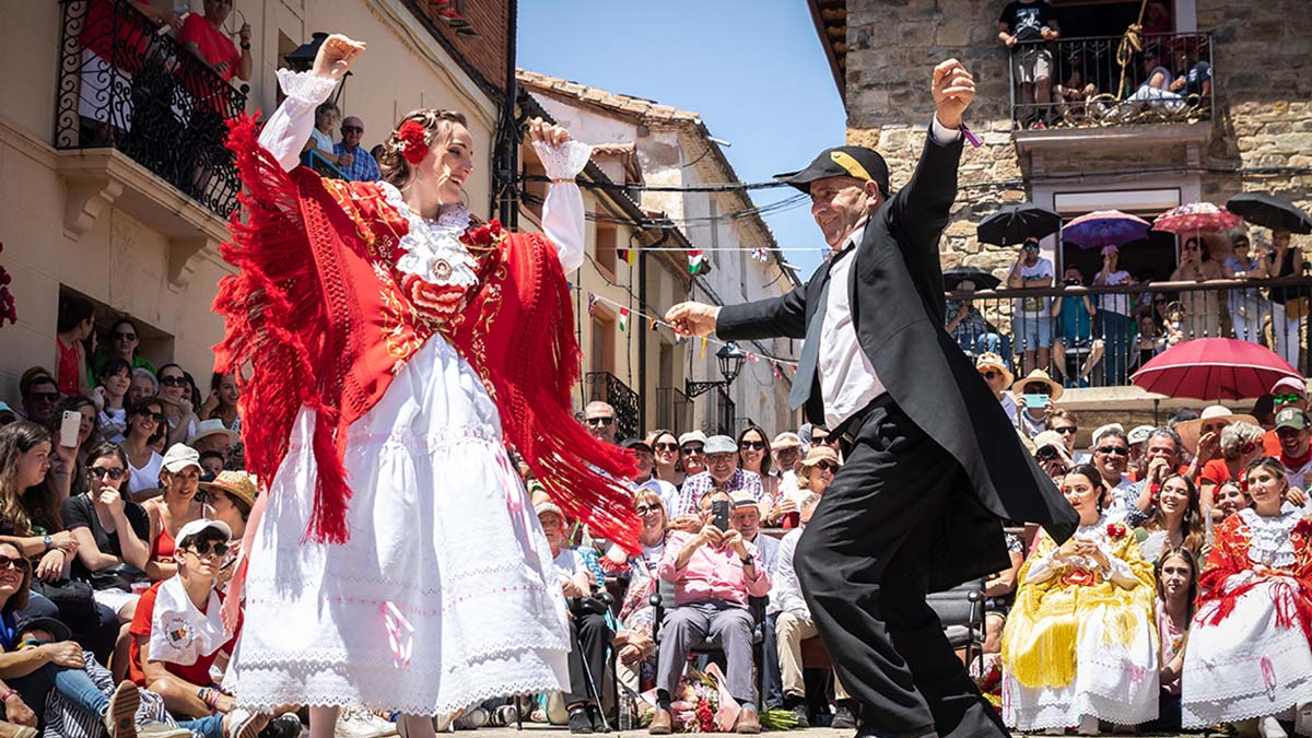 Una móndida bailando la tradicional jota en la mañana de San Juan.