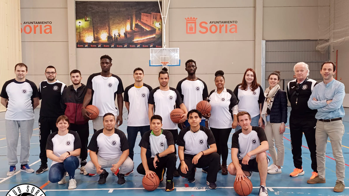Participantes en la primera sesión de Baloncesto para Todos.