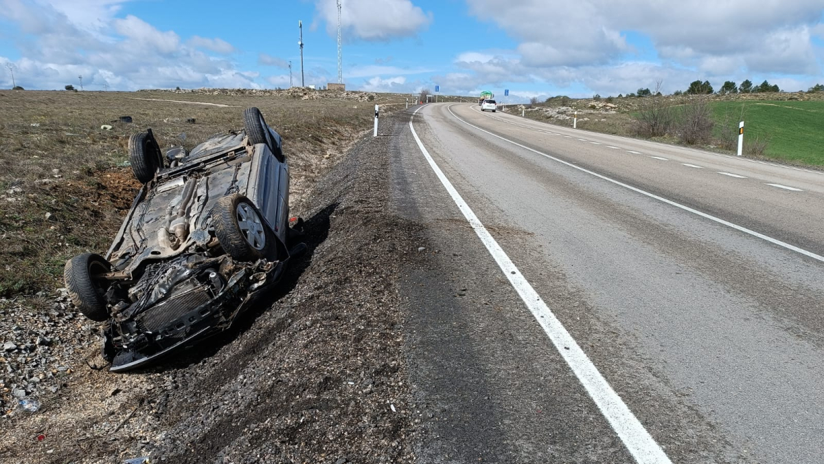 Estado del coche implicado en el accidente de tráfico en La Omeñaca.
