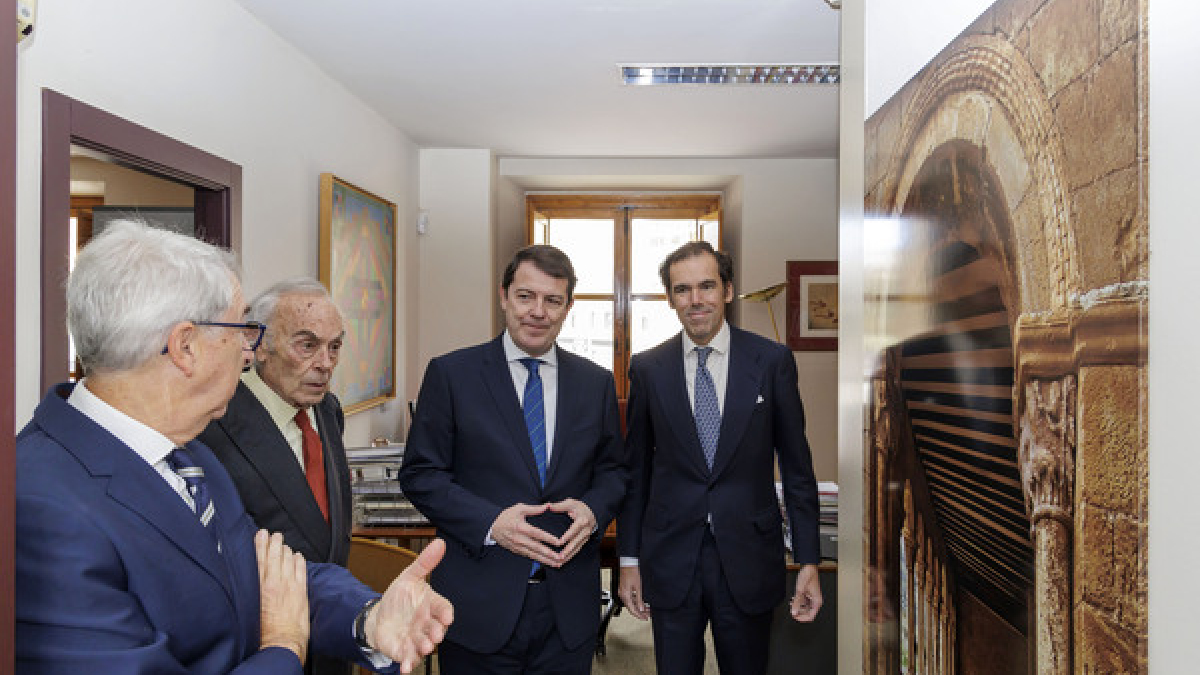 Mañueco en su visita a la Fundación Duques de Soria.