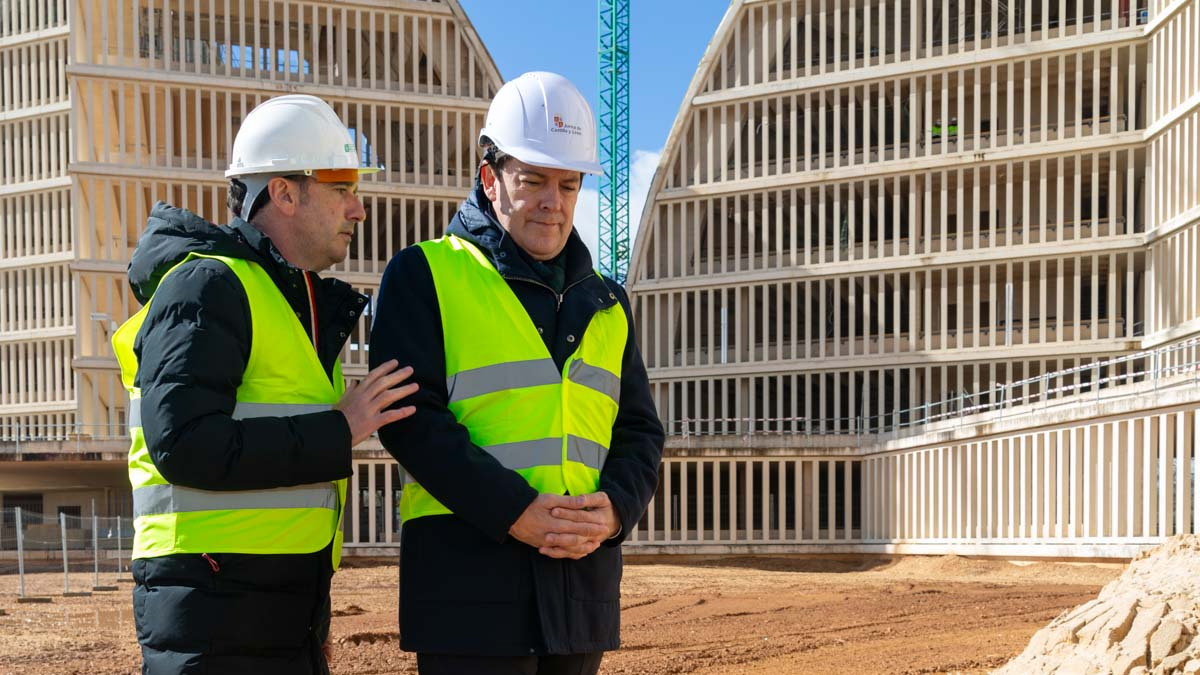 El presidente de Solarig, Miguel Ángel Calleja y el presidente de la Junta, Alfonso Fernández Mañueco recorriendo el PEMA.