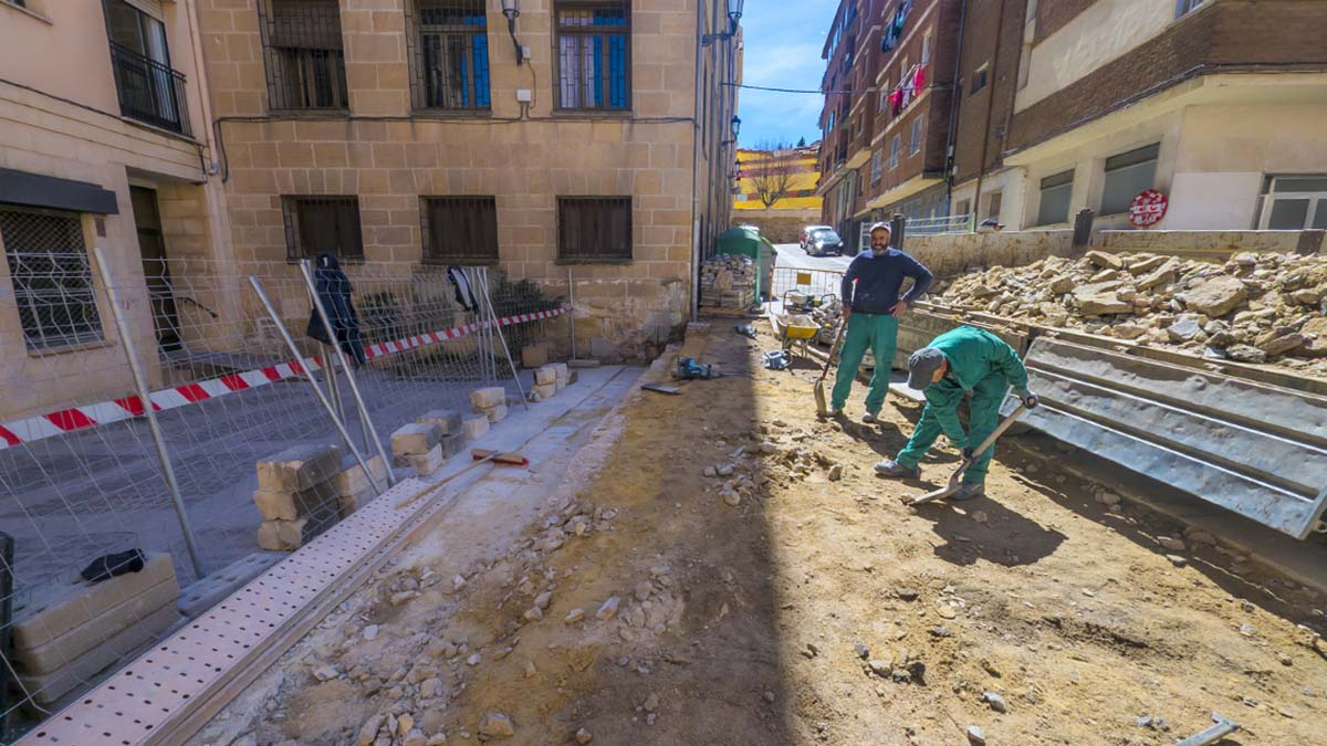 Derribo del muro lateral de la Fuente Cabrejas