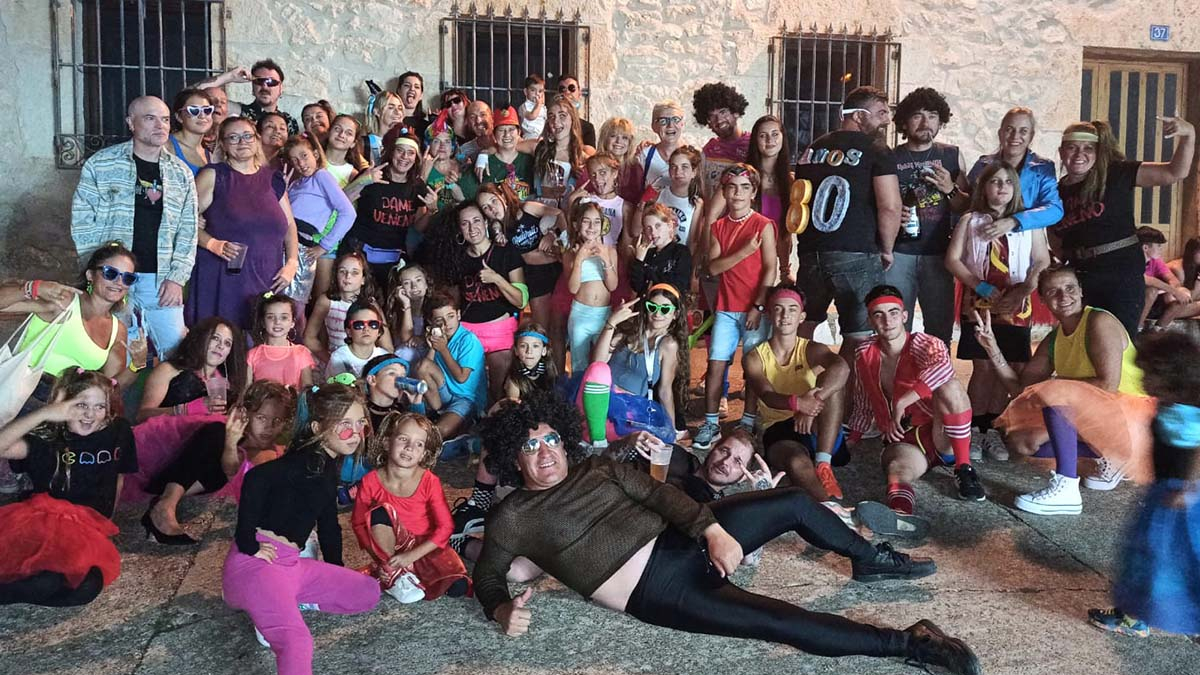 Vecinos de Alcoba de la Torre en una celebración