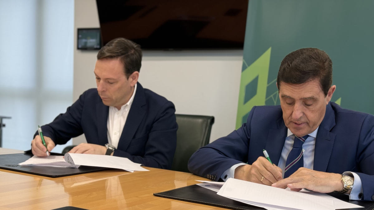 Los presidentes de C.D. Calasanz y Caja Rural de Soria, Gonzalo Irigoyen y Carlos Martínez Izquierdo, durante la firma del convenio.