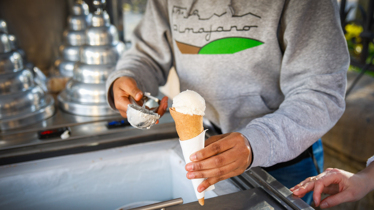 Una heladera prepara un cucurucho en el centro de Soria el mes pasado.