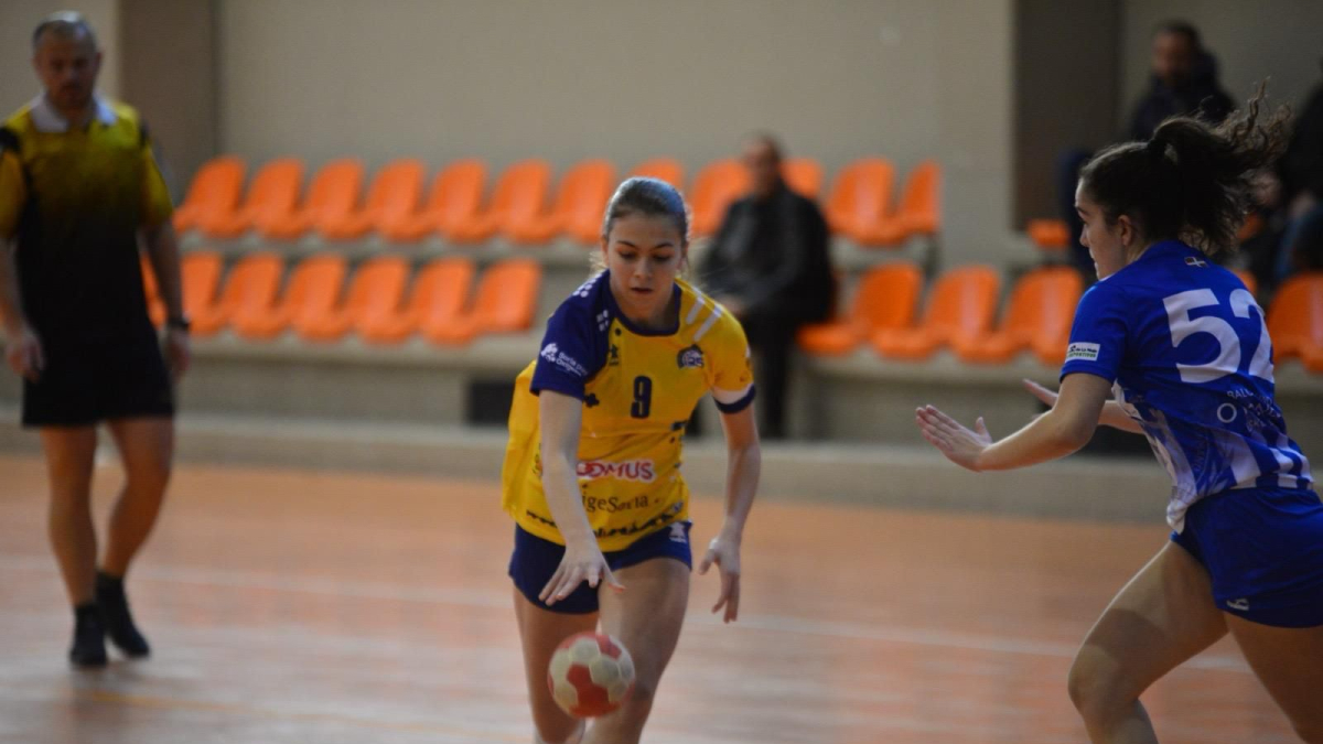 Aroa Serrano durante un partido con la elástica amarilla.