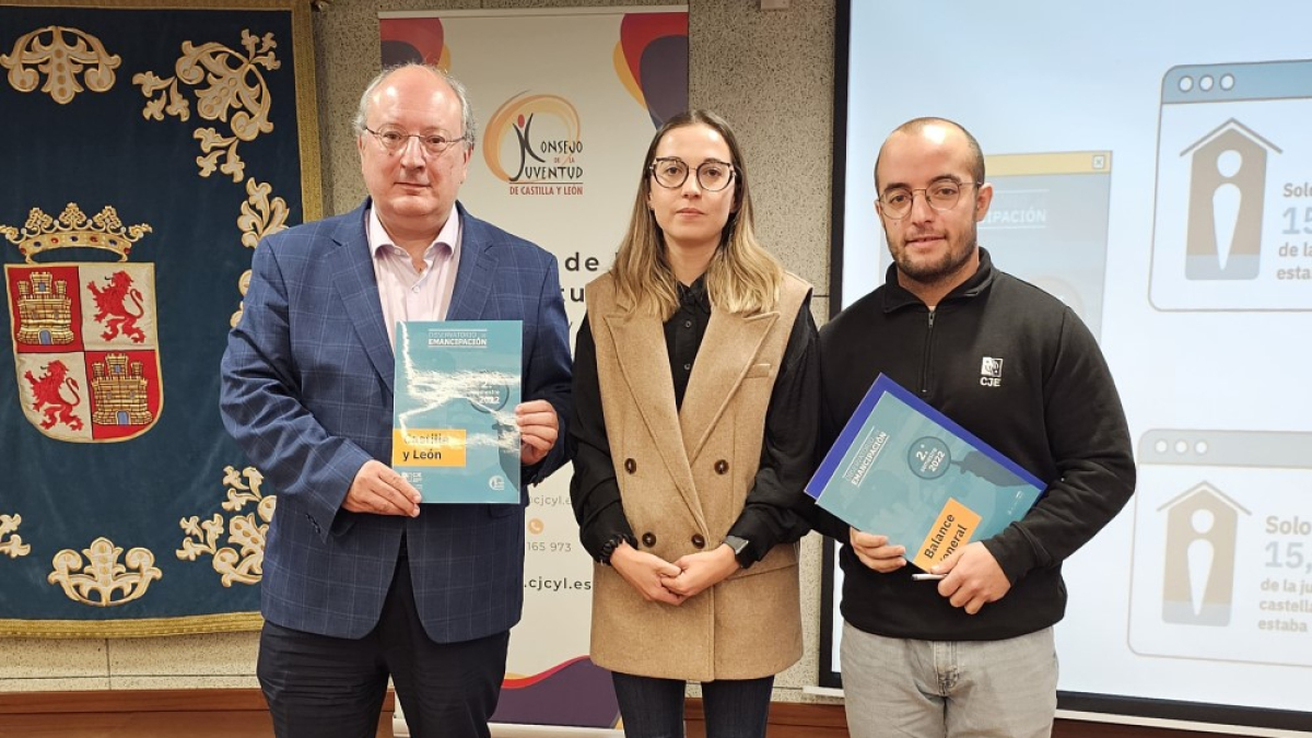 Enrique Cabero, presidente del CES, Juan Antonio Báez, vicepresidente del Consejo de la Juventud de España y Sandra Ámez, presidenta del Consejo de la Juventud CyL, presentan el Observatorio de Emancipación. CES