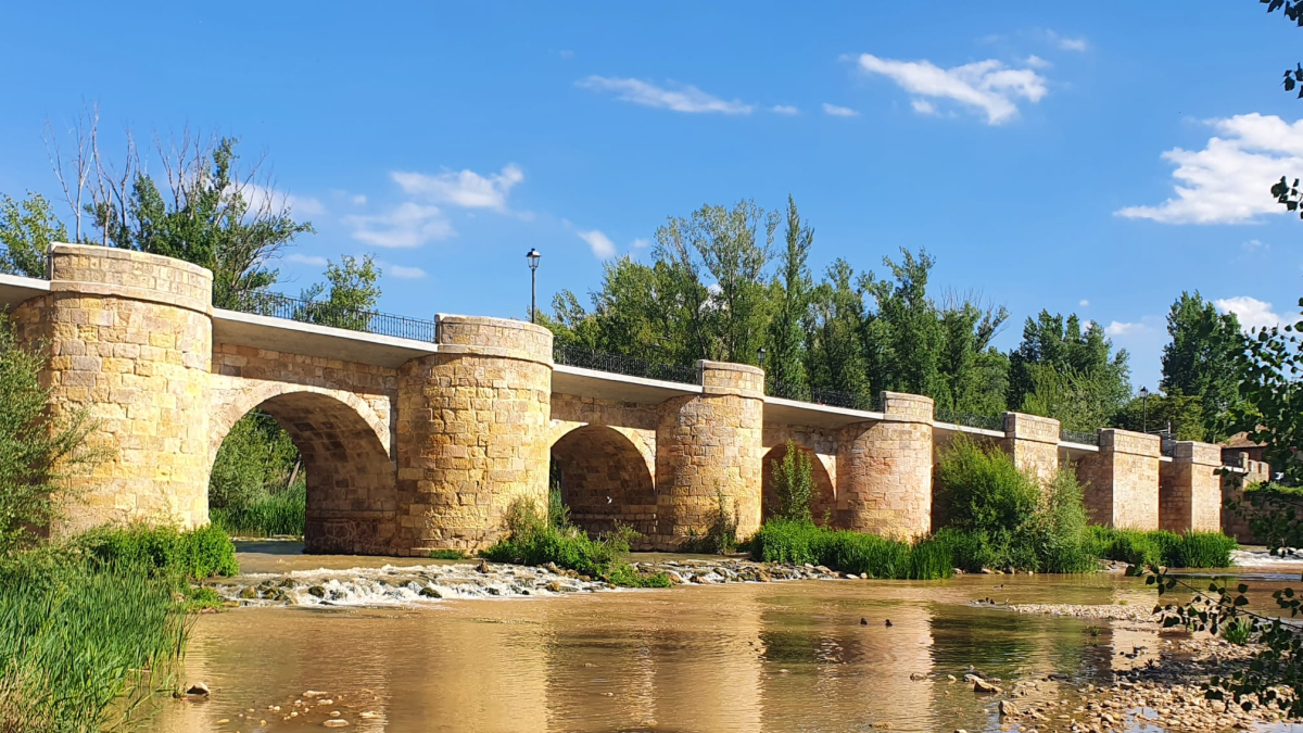 Puente sobre el río Duero a su paso por San Esteban.