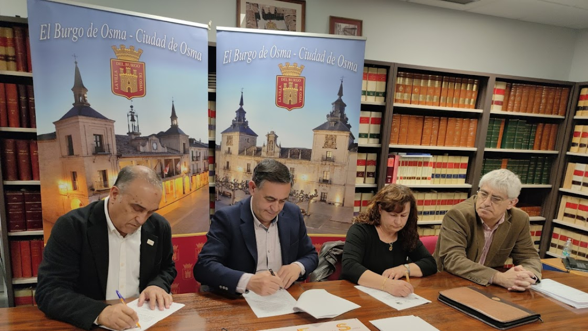Firma del convenio entre el Colegio de Veterinarios, el Ayuntamiento de El Burgo de Osma y Bigotes Invisibles para el control de las colonias de gatos.
