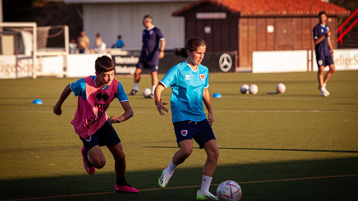 Zaira Gallardo, con la camiseta azul, en un entrenamiento con el Numancia.
