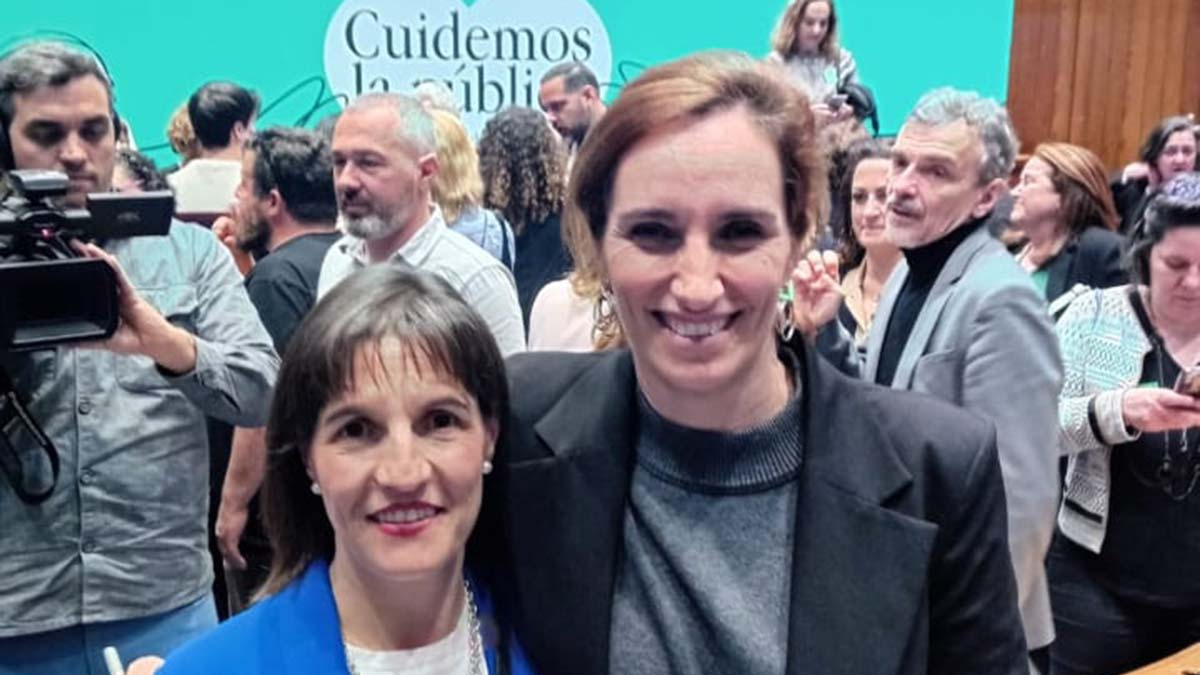 Yolanda Lapeña junto a la ministra Mónica García.