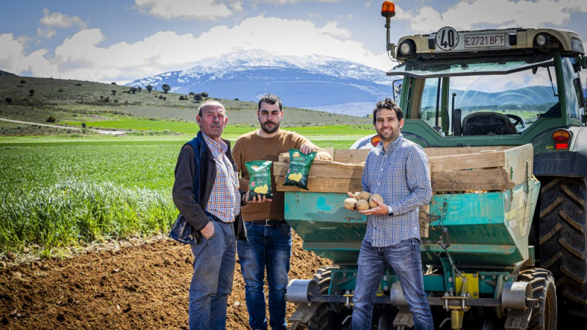 Emilio Zamora, Daniel Zamora y Francisco Pérez posan en uno de los campos donde se cultivan las patatas de Añavieja, con el Moncayo de fondo.