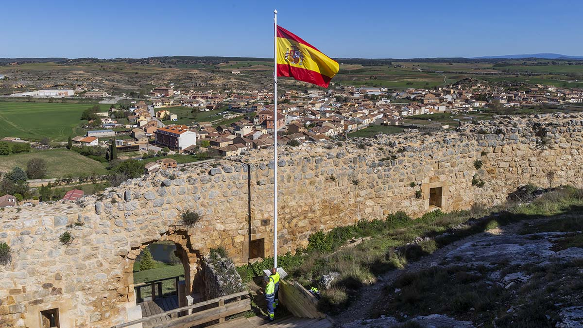 Acto del izado de la bandera de España en el castillo de Osma.