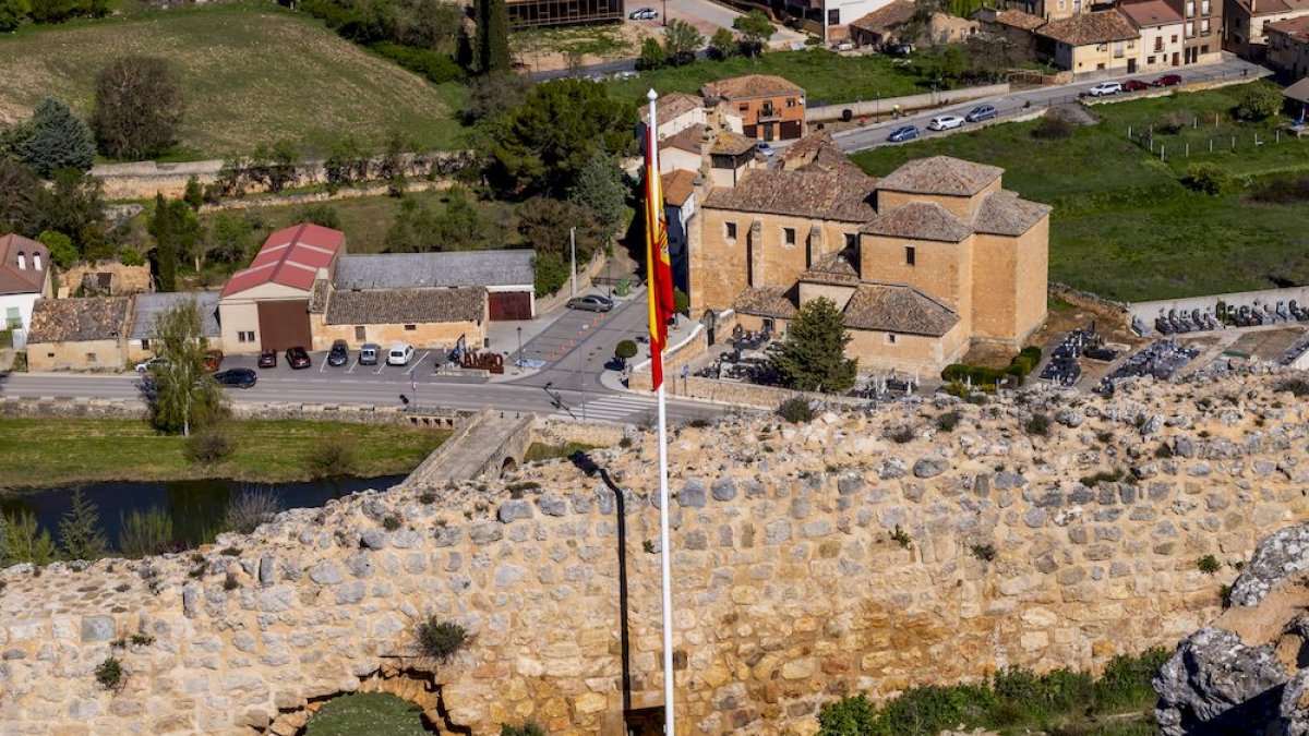 La enseña nacional ya ondea en el castillo