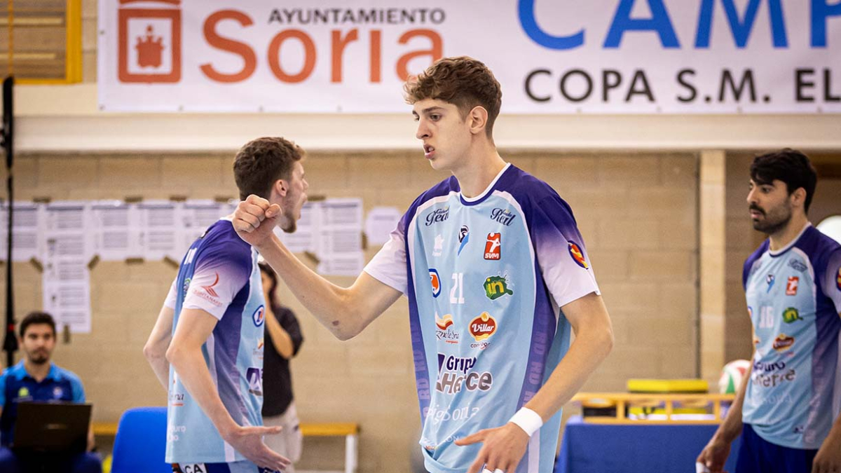 Davi Tenorio celebra un punto en un encuentro en el que fue la estrella celeste.