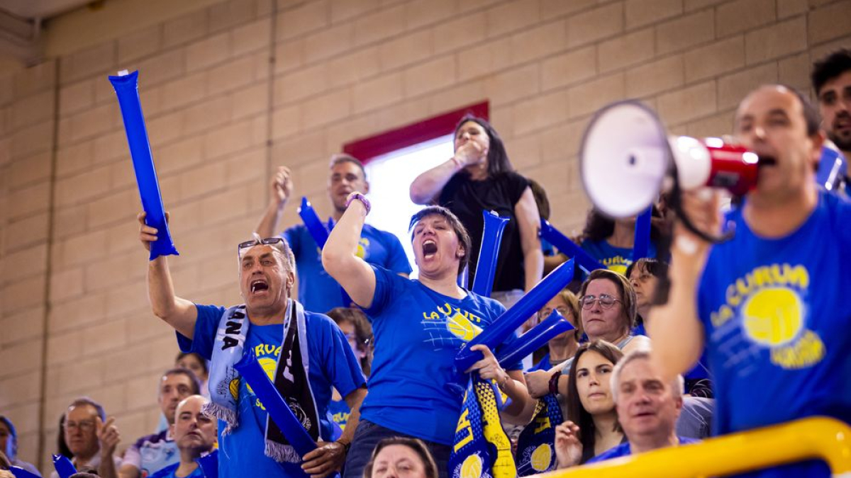 Integrantes de la peña La Curva Soriana durante un partido