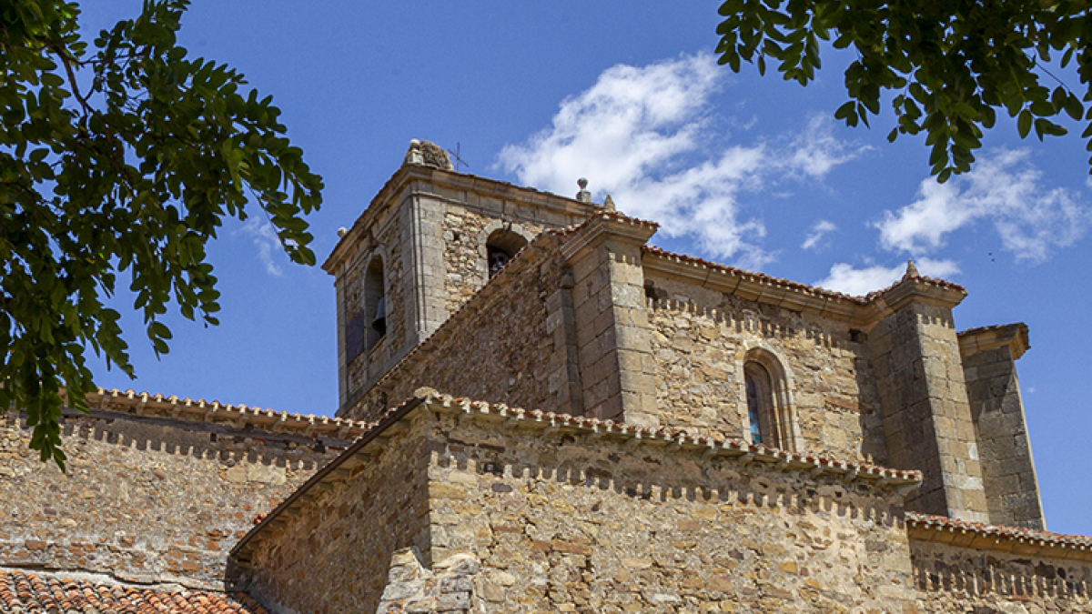 Imagen de la iglesia de Nuestra Señora del Rosario de Gallinero y de las estelas funerarias.